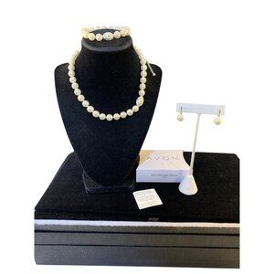 Avon Pearly Perfection 3 Piece Set Ivory Necklace, Bracelet And Earrings (1566)